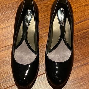 Naturalizer black patented pumps